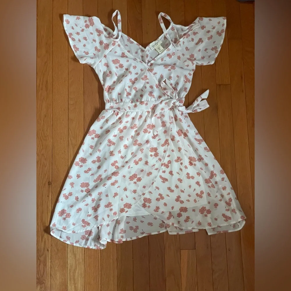 A flowy white and pink dress with a floral design - Picture 1 of 1